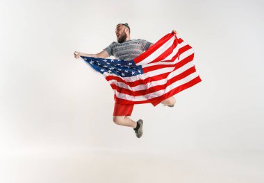 Amerika Birleşik Devletleri bayrağı ile genç adam