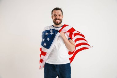 Amerika Birleşik Devletleri bayrağı ile genç adam