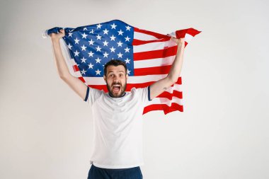 Amerika Birleşik Devletleri bayrağı ile genç adam