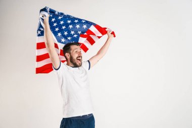 Amerika Birleşik Devletleri bayrağı ile genç adam