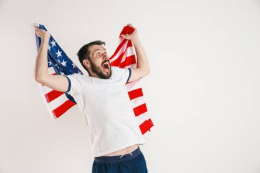 Amerika Birleşik Devletleri bayrağı ile genç adam