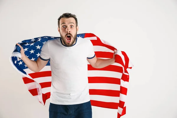 Νέος άντρας με τη σημαία των Ηνωμένων Πολιτειών της Αμερικής — Φωτογραφία Αρχείου