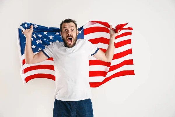 Jovem com a bandeira dos Estados Unidos da América — Fotografia de Stock