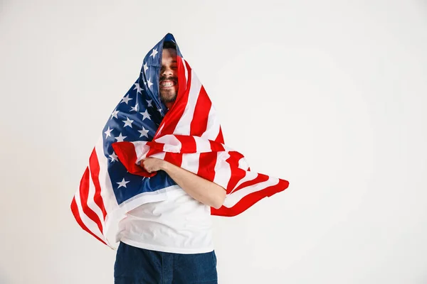 Jovem com a bandeira dos Estados Unidos da América — Fotografia de Stock