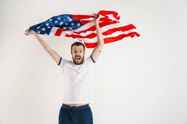 Amerika Birleşik Devletleri bayrağı ile genç adam