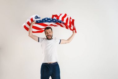 Amerika Birleşik Devletleri bayrağı ile genç adam