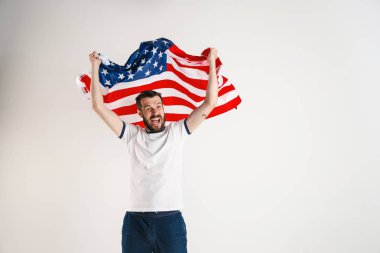 Amerika Birleşik Devletleri bayrağı ile genç adam