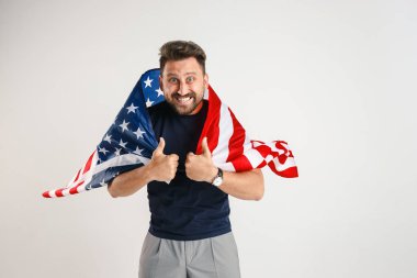 Amerika Birleşik Devletleri bayrağı ile genç adam