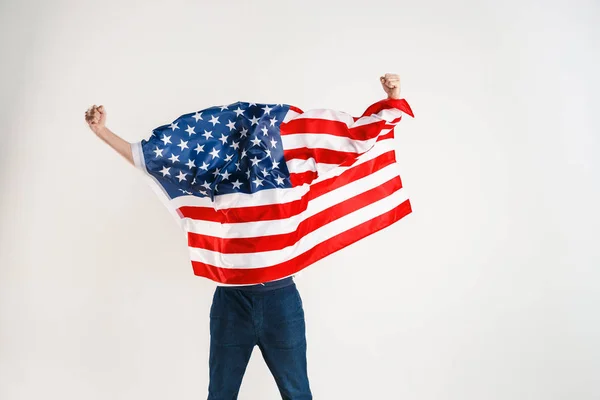 举着美利坚合众国国旗的年轻人 — 图库照片