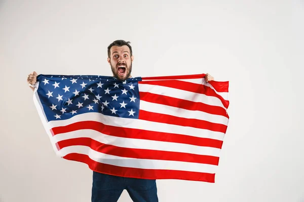 Jovem com a bandeira dos Estados Unidos da América — Fotografia de Stock