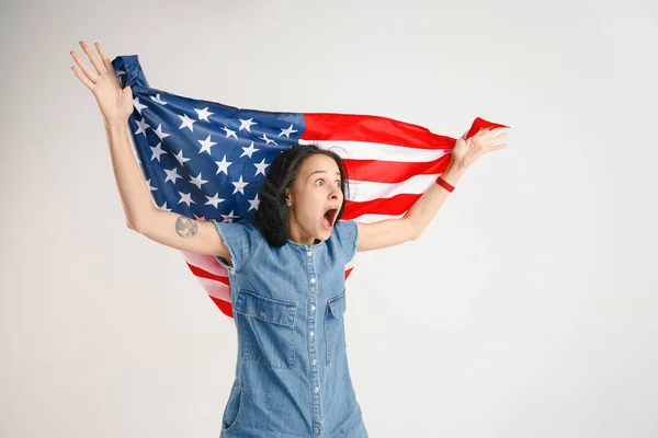 悬挂美利坚合众国国旗的年轻妇女 — 图库照片