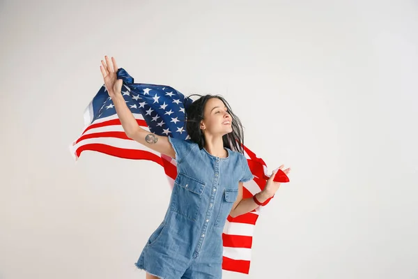 悬挂美利坚合众国国旗的年轻妇女 — 图库照片