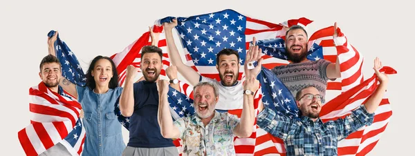 Unga människor med Amerikas förenta staters flagga — Stockfoto