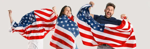 Az Amerikai Egyesült Államok zászlajával rendelkező fiatalok — Stock Fotó