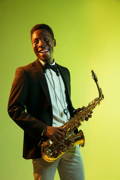 Jovem músico de jazz afro-americano tocando saxofone — Fotografia de Stock