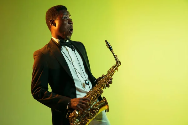 Jovem músico de jazz afro-americano tocando saxofone — Fotografia de Stock