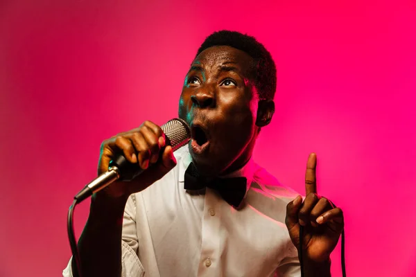 Young african-american jazz musician singing a song — Stock Photo, Image