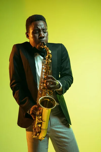 Jovem músico de jazz afro-americano tocando saxofone — Fotografia de Stock