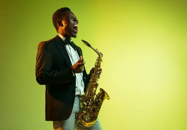 Joven músico afroamericano de jazz tocando el saxofón —  Fotos de Stock