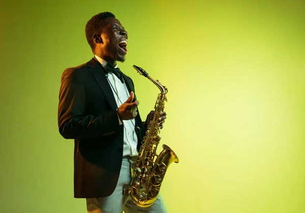 Joven músico afroamericano de jazz tocando el saxofón — Foto de Stock