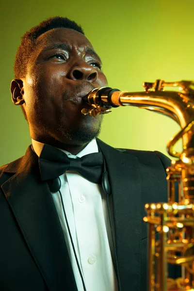 Young african-american jazz musician playing the saxophone — Stock Photo, Image