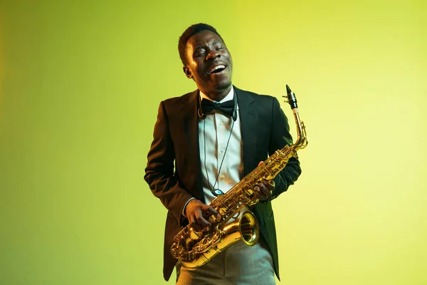 Giovane musicista jazz afro-americano che suona il sassofono — Foto Stock