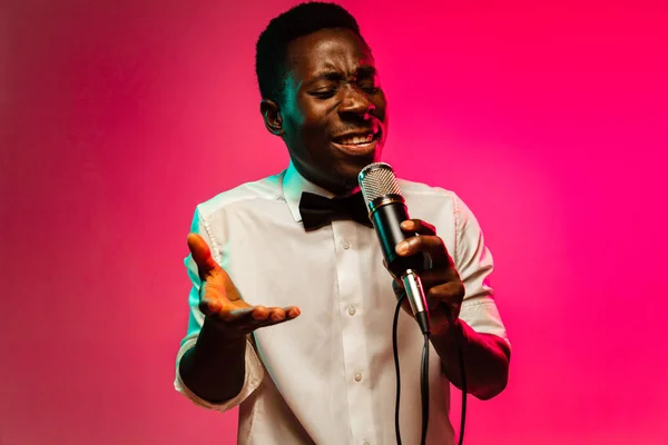 Jovem músico de jazz afro-americano cantando uma canção — Fotografia de Stock