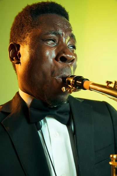 색소폰을 연주하는 젊은 아프리카계 미국인 재즈 뮤지션 — 스톡 사진