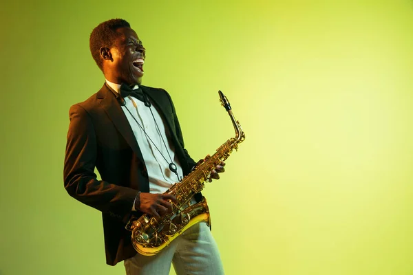 サクセオフォンを演奏する若いアフリカ系アメリカ人のジャズミュージシャン — ストック写真