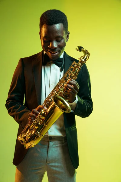 Jovem músico de jazz afro-americano tocando saxofone — Fotografia de Stock