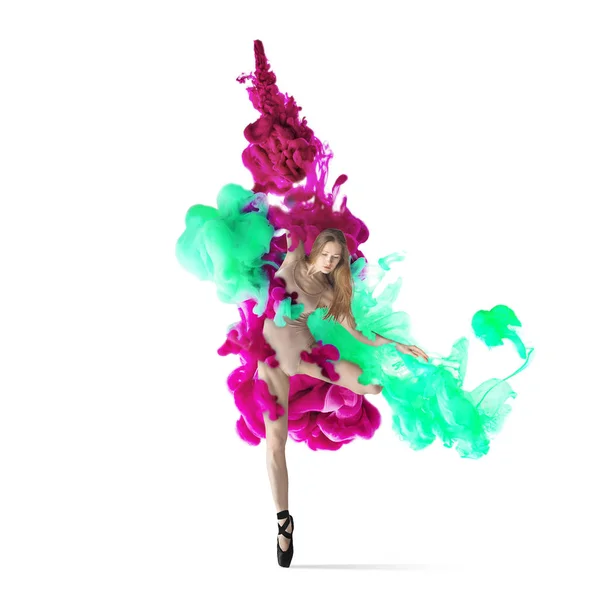 Colagem criativa formada pela dissolução da cor na água com bailarina de balé — Fotografia de Stock
