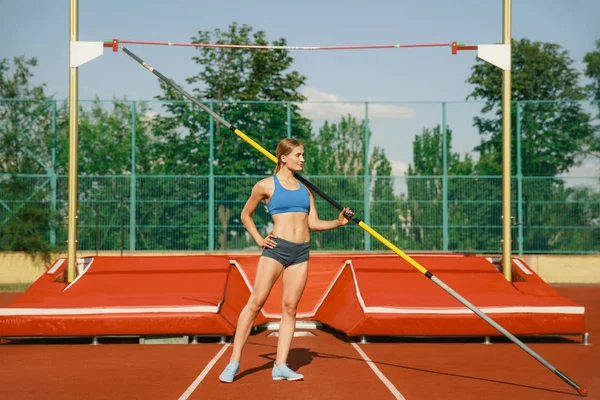 Kvinnlig hög hoppare utbildning på arenan i soliga dagar — Stockfoto