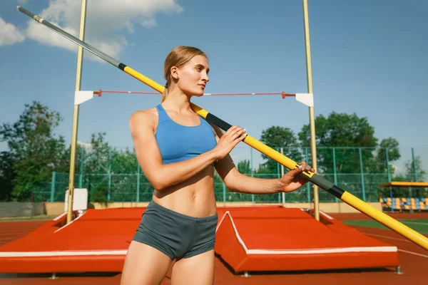 Kvinnlig hög hoppare utbildning på arenan i soliga dagar — Stockfoto