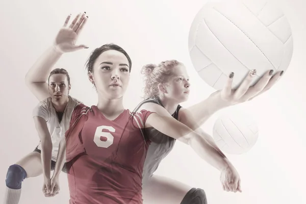 Junge Volleyballerin isoliert auf weißem Studiohintergrund — Stockfoto