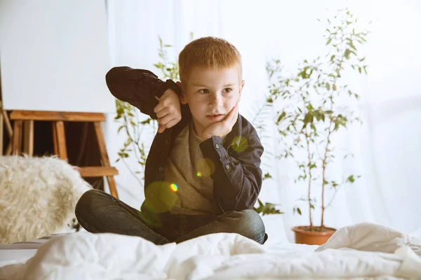Malý chlapec používající různé miniaplikace doma — Stock fotografie