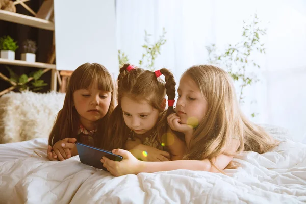 Маленькі дівчата використовують різні гаджети вдома — стокове фото