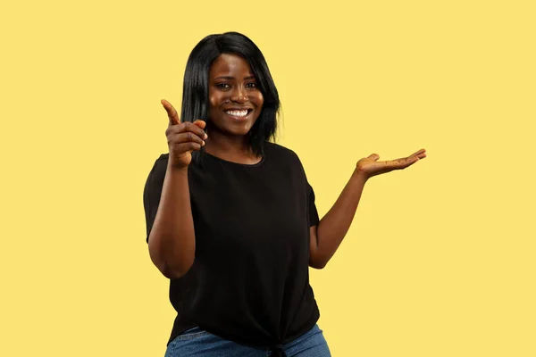 Mujer africana joven aislada sobre fondo de estudio amarillo, expresión facial —  Fotos de Stock