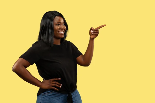 Junge Afrikanerin isoliert auf gelbem Studiohintergrund, Gesichtsausdruck — Stockfoto