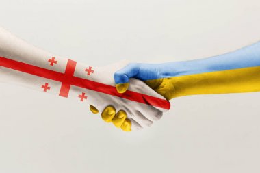 İki el. Gürcistan bayrağı. Ukrayna Bayrağı.