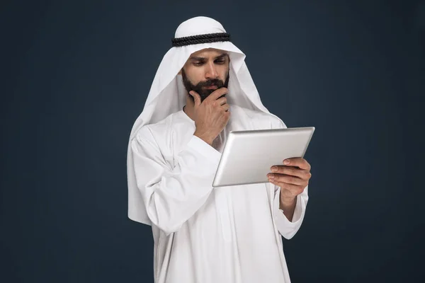 阿拉伯沙特商人在深蓝色工作室背景 — 图库照片