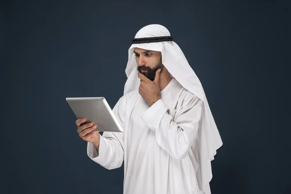 阿拉伯沙特商人在深蓝色工作室背景 — 图库照片