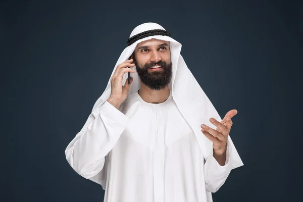 Arabe homme saudi sur fond bleu foncé studio — Photo