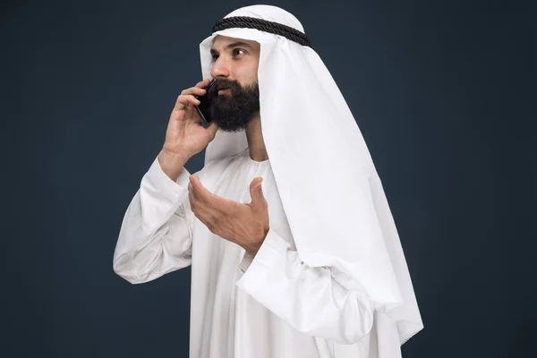Arab Szaúdi ember a sötétkék stúdió háttérben — Stock Fotó