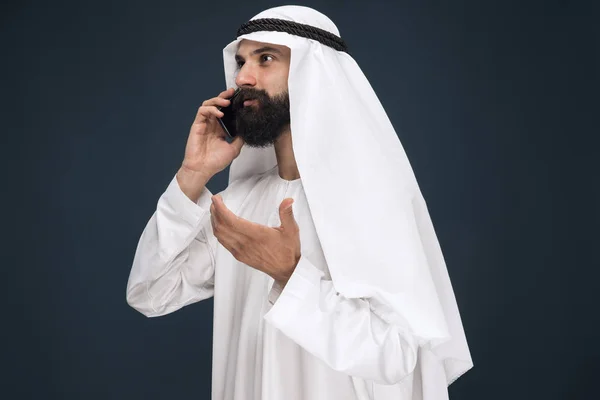 Arabo saudita uomo su scuro blu studio sfondo — Foto Stock