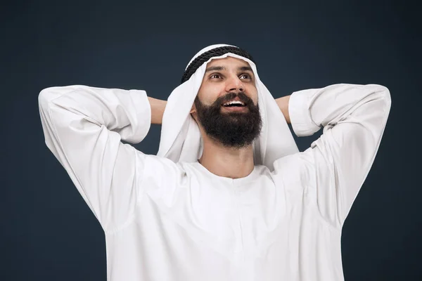 Hombre de negocios saudí árabe sobre fondo de estudio azul oscuro — Foto de Stock