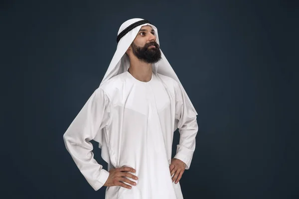 Hombre de negocios saudí árabe sobre fondo de estudio azul oscuro —  Fotos de Stock