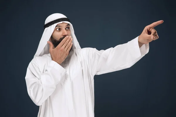 Arabian saudi empresário em fundo estúdio azul escuro — Fotografia de Stock