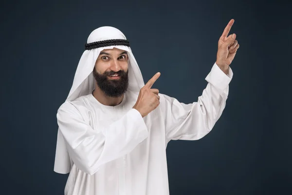 Arab Szaúd-üzletember a sötétkék stúdió háttérben — Stock Fotó