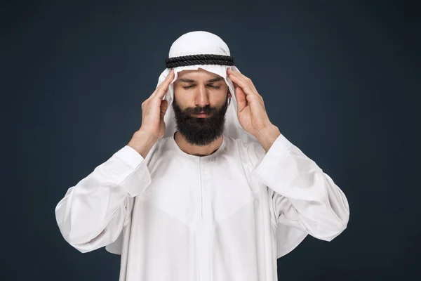Hombre saudí árabe sobre fondo de estudio azul oscuro — Foto de Stock