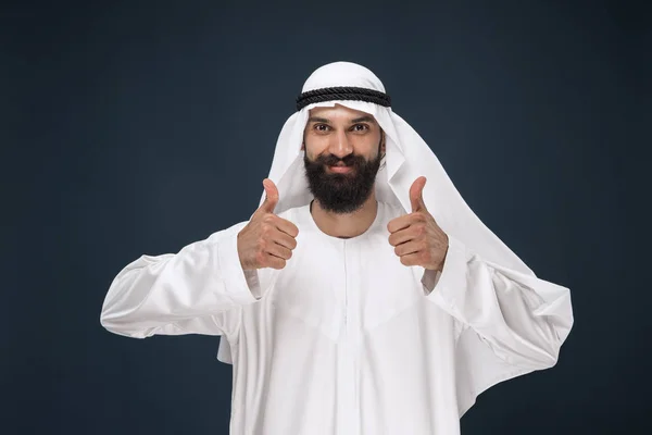 Арабский сауди человек на темно-синем фоне студии — стоковое фото